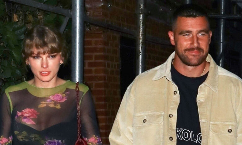 Taylor Swift & Travis Kelce Seemingly Wear Matching Sweaters With a Reference to NFL Star’s Past Taylor Swift & Travis Kelce Seemingly Wear Matching Sweaters With a Reference to NFL Star’s Past